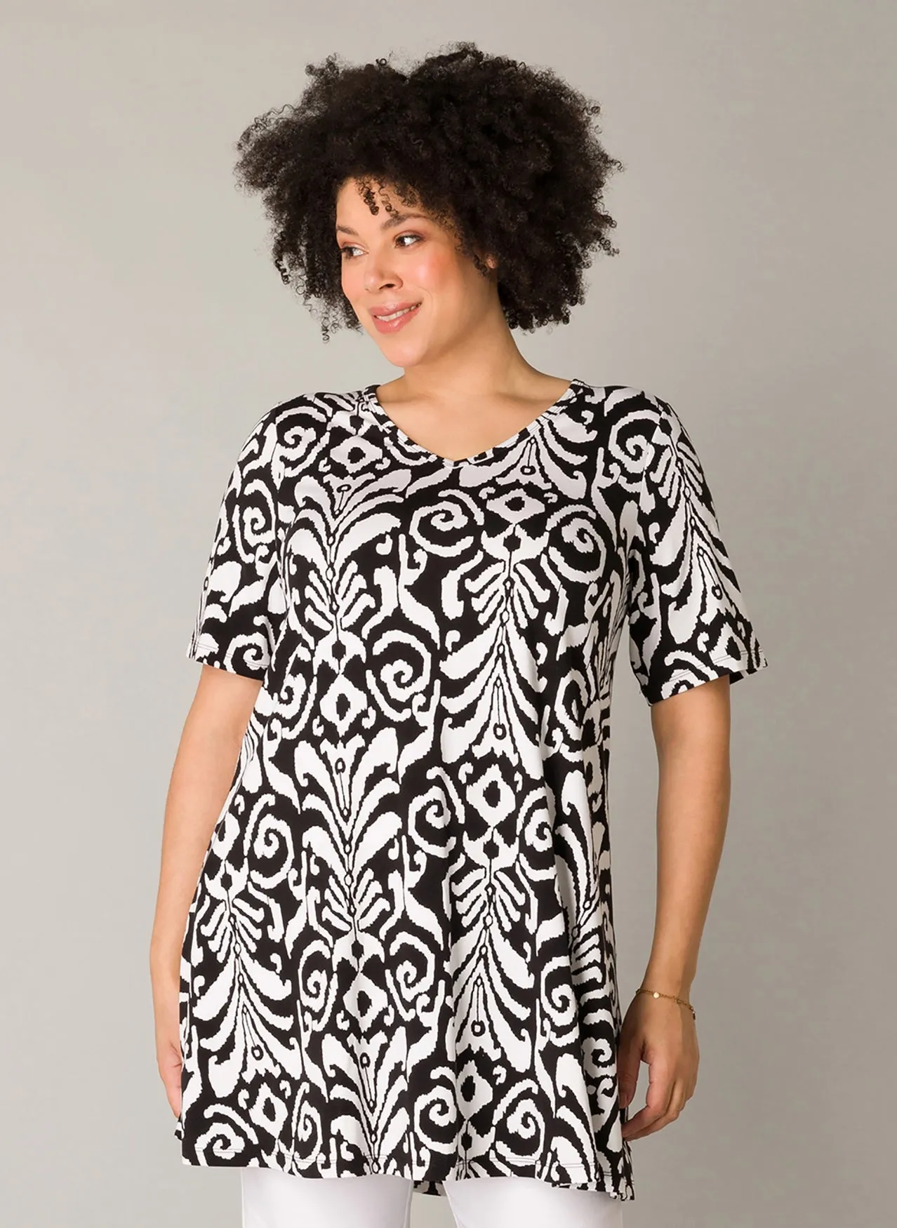 Yesta Anke Essential Black & White Tee/Tunic